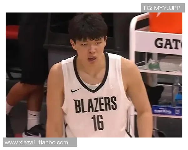 杨瀚森精彩单挑尤班克斯背运转身连招引发观众热烈反响